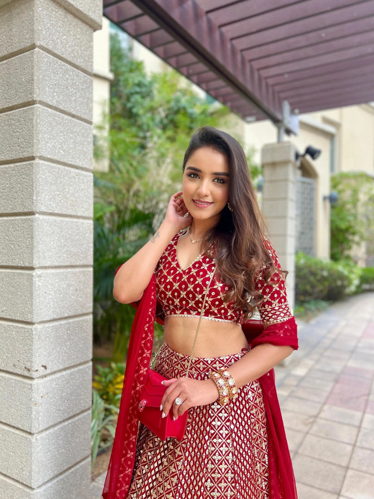 Discover a stunning wedding lehenga choli set with faux georgette, 9MM sequin work, zari embroidery, cancan, canvas, blouse fabric and dupatta.