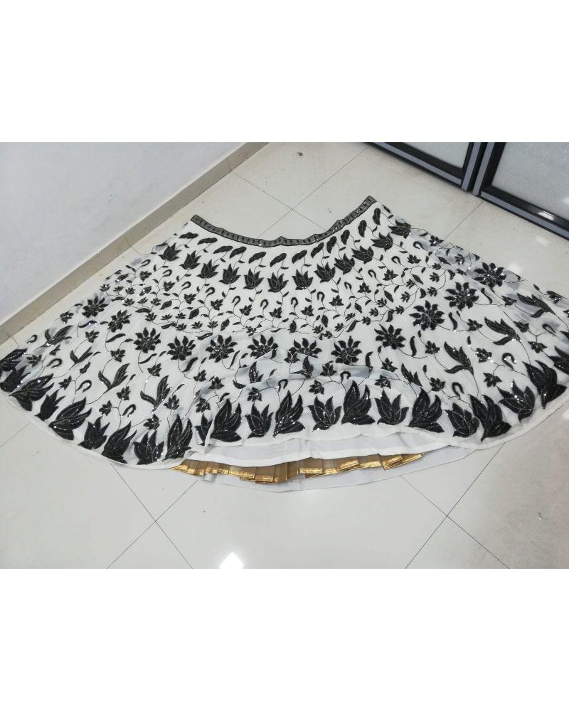 Lehenga choli in metallic colors, Tie-dye Lehenga choli, Lehenga choli with cutwork, Lehenga choli for kitty party, Lehenga choli with 3D flowers, Lehenga choli in ivory color, Lehenga choli for photoshoot, Lehenga choli with ombre effect, Detachable Lehenga choli skirt, Lehenga choli for beach wedding, Lehenga choli in bright colors