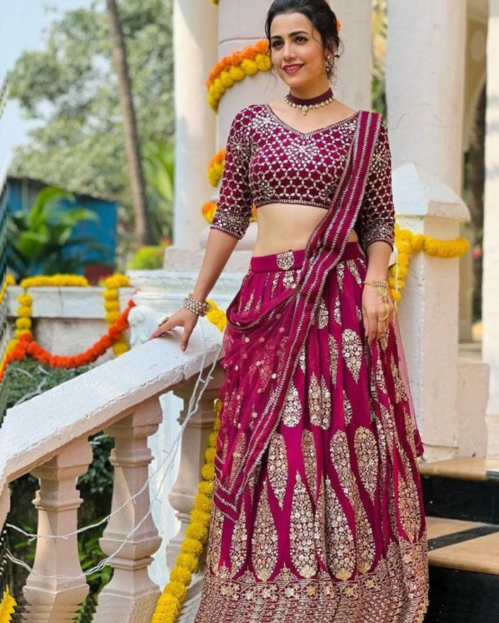 Buy Gold Net Embroidered Floral Sweetheart Metallic Bridal Lehenga Set For  Women by Seema Gujral Online at Aza Fashions.