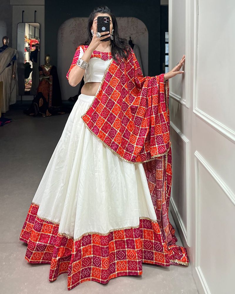 Red and Gold Bridesmaids Saris - Indian wedding guides